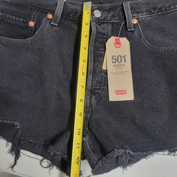 Levi's NWT 501 Mid Rise Shorts Size 32. - Picture 15 of 15